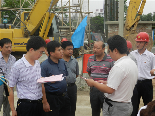 山东省建设厅领导对李太屯回迁区一期项目进行现场调研